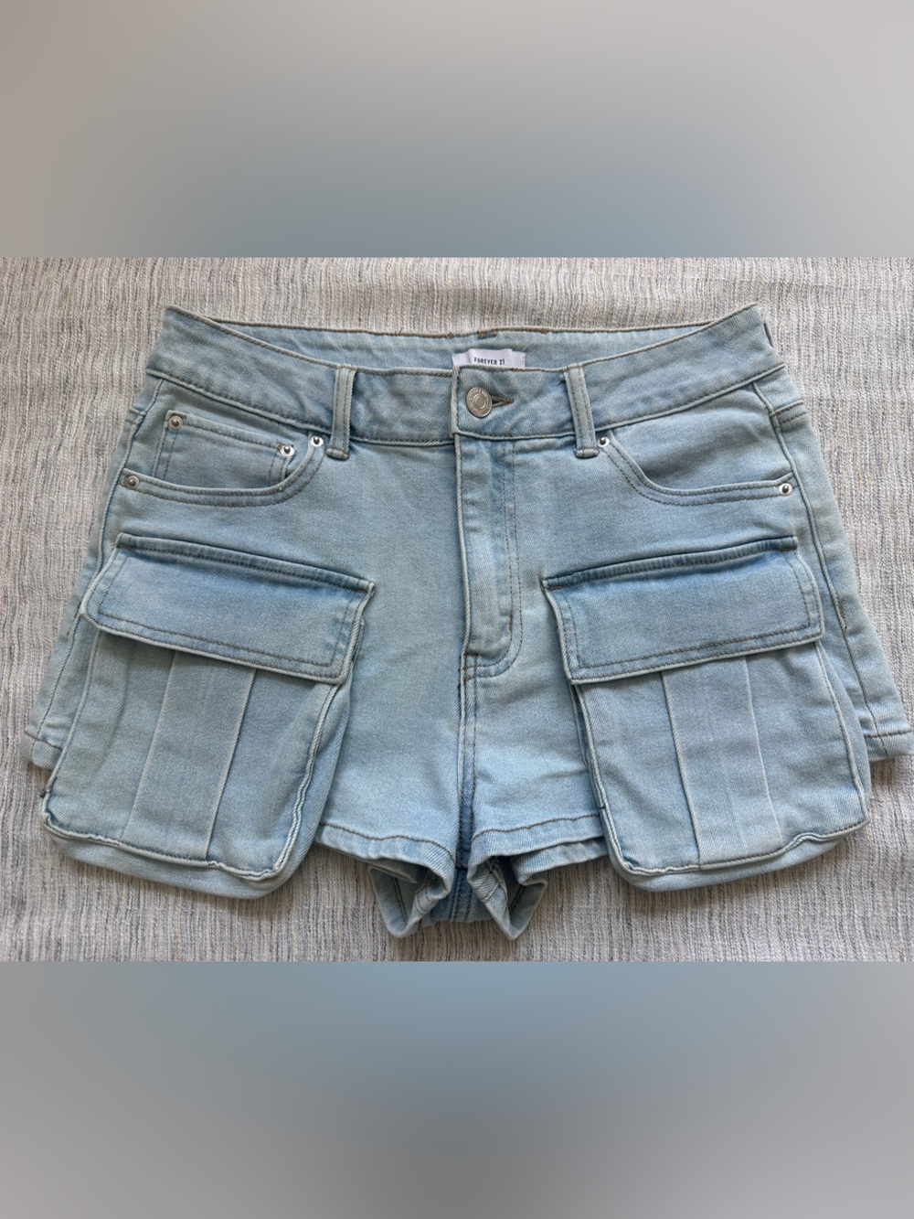 Blue Light Washed Mid Rise Cargo Utility Pocket Denim Shorts (Size 27)